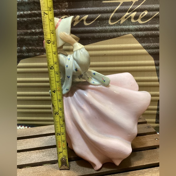 Vintage Windy Lady #55 Chaulkware Figurine in Pink and Blue Dress Holding Hat - Picture 10 of 11